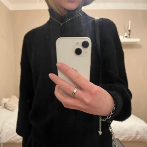 Stickad tröja - En svart stickad tröja med liten polo🖤storlek är Xs 