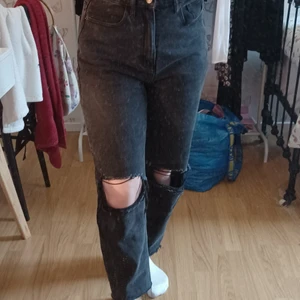 Pretty little thing svarta mom jeans  - Pris: 60 kr. Stl. 38. Passform: Vida i midjan för mig men helt ok jeans tyg. Säljer p.g.a: Används aldrig och för vida i midjan.
