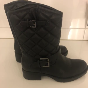 Vår/Höst stövlar - Fina stövlar köpta på scorett , endast använda 1 gång