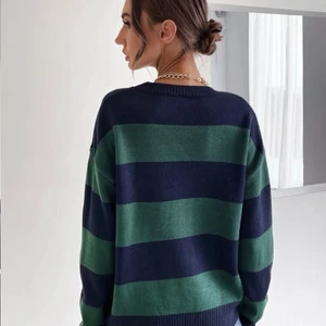 Grön&blå stickad tröja  - Fin mörk blå och grön stickad tröja, använd 1 gång men tvättad, varm och skön 