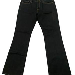 Levi’s boot cut 545” jeans i färgen mörkblå och storleken 10 medium. Använda endast en gång. Kan mötas upp i Stockholm eller leverera jeansen. Kontakta för mer info!💕