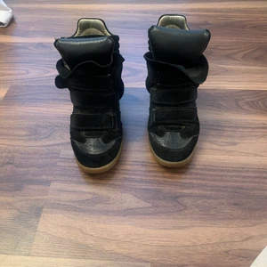 Isabel marant skor - Säljer dessa fina skor då jag inte har användning för den längre. Storlek. 37. Pris kan diskuteras!!
