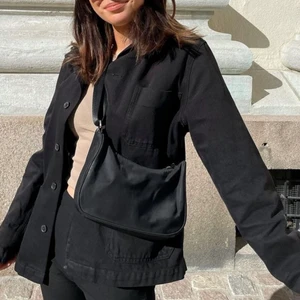 Svart jeansjacka weekday - Köpt i Berlin 2019. Storlek S, något oversize. Svart jeans. Måttligt använd. Perfekt för våren, hösten samt kallare sommardagar. Originalpriset för jackan var ca 599-699kr