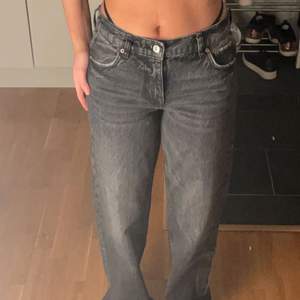 As snygga grå jeans från Zara i st 36, passar även 34. Älskar dom men kmr tyvärr inte till andvändning😩