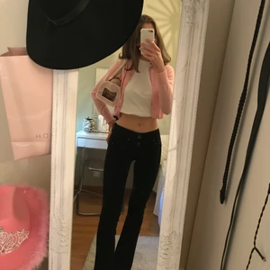 Low waisted bootcut jeans - Intressekoll på dessa svarta lågmidjade jeans från G-STAR! Strl 24x32 (jag är 173). Nypris 800kr, köptes för ett par månader sen och knappt använda 💘 Skriv privat för fler bilder <3
