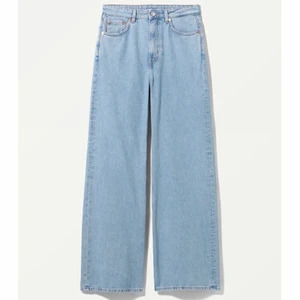 Wide leg jeans - Säljer nu mina jeans då de tyvärr blivit lite för stora för mig (Jag har 36/S i jeans.) De är använda endast ett fåtal gånger och de är i väldigt bra kvalitet. Jeansen är highwasted! Har lånat bilderna från sidan men kan skicka bilder om så önskas 🥰 köpte jeansen för 500kr men säljer för 170kr då jag vill bli av med dom ☺️💖