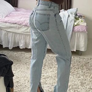 Ljusblåa Levis jeans - Skit fina Levis jeans. Säljer för 250 men köpte för 500 på Plick. Jag är 168 cm. 