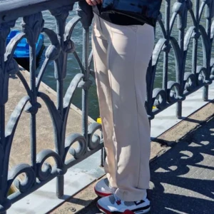 Kostymbyxor - Säljer mina jättefina kostymbyxor, använda runt 5 gånger, ny skick i jätte fina, stretchiga. Jag är 173 med långa ben och dom är perfekt långa på mig