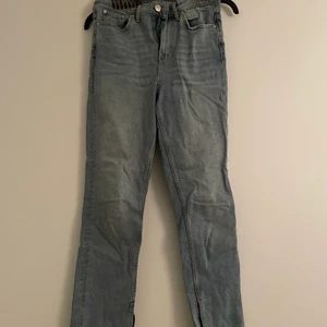 Jeans - Jeans från Gina Tricot med slit längst ner. Köpt från en annan användare på plick men dem var tyvärr för korta för mig som är 167cm. Frakt ingår inte i priset, kontakta för mer info💙
