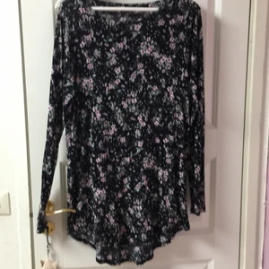 Lång tröja  - Den är helt oanvänd och den kan vara lite oversize. Det är skönt och mjukt material.