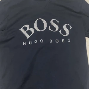 Hugo boss storlek S - Säljer min hugo boss tröja storlek S har använt den ett par gånger men använder inte längre så vill bli av med den så snabbt som möjligt hör gärna av er vid intresse priset kan också diskuteras vid snabb affär.