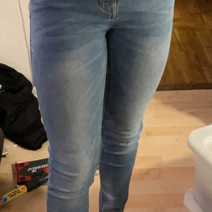 Snygga Jeans - Säljer nu dessa snygga jeans då de är för små för mig. Bra skick och har 2 bakfickor också. 