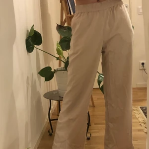Byxor - Säljer ett par snygga vida byxor från monki som jag inte använder längre. Väl använda tidigare men väldigt bra skick❤️