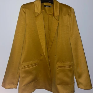 Kavaj från Gina Tricot - Guldig kavaj från Gina Tricot! 💛 Storlek 34 men är oversized. Mer som en 36/38. Superfin och i fint skick. Endast använd 2 gånger. Säljer för 200kr + frakt. Betalning sker via swish.