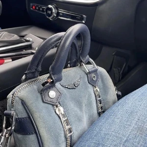 Sunny nano  - Skulle vilja byta min Sunny nano bag i blå mot en svart, helt slutsåld och går inte att köpa längre!❤️ Köpt på Plick så inte i nyskick, men ändå bra skick!