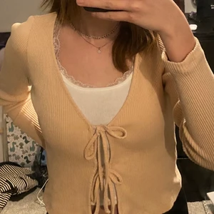 Orange/beige tröja - På bilden ser den mer gul ut men den är mer åt peachy hållet. Den är xs men funkar lätt för medium. Inte genom synligt tyg alls väldigt bra material. Bara använd några gånger 2-3. 