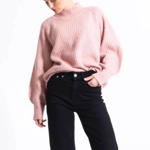 Stickad tröja - Säljer denna fina stickade rosa tröja för att den aldrig används. Använd Max 5ggr så i väldigt fint skick. Skriv vid funderingar🥰 lånade bilder