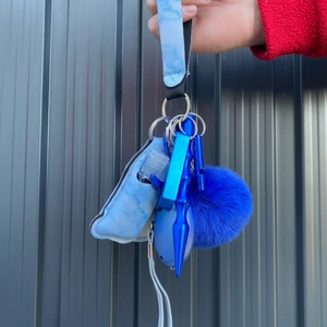Protective Keychain - Finns i 3 olika färger: blå, rosa och svart. Finns endast 5!! Så passa på!🤗 Jättebra att ha nu i mörker eller som present till andra. Innehåller fönsterkrossare, tom burk för handsprit, alarm med ficklampa, visselpipa, burköppnare och en smart grej så man inte behöver ha kontakt med tex dörrhandtag och knappar nu med covid! Kvar: 3 i svart, 1 blå, 1 rosa