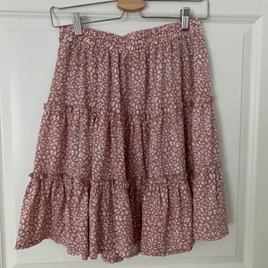 Rosa kjol  - Rosa kjol från SHEIN som jag säljer pga att den är inte riktigt min stil längre☺️ flera bilder? Skriv privat isåfall 