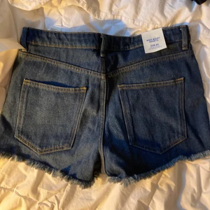 Jeansshorts - Helt oanvända jeansshorts, med prislapp kvar! För stora för mig så säljer