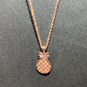 Fin halsband - En rosé guld halsband med en annans figur med diamanter i. Det fattas 2 små diamanter i men det syns knappt. 