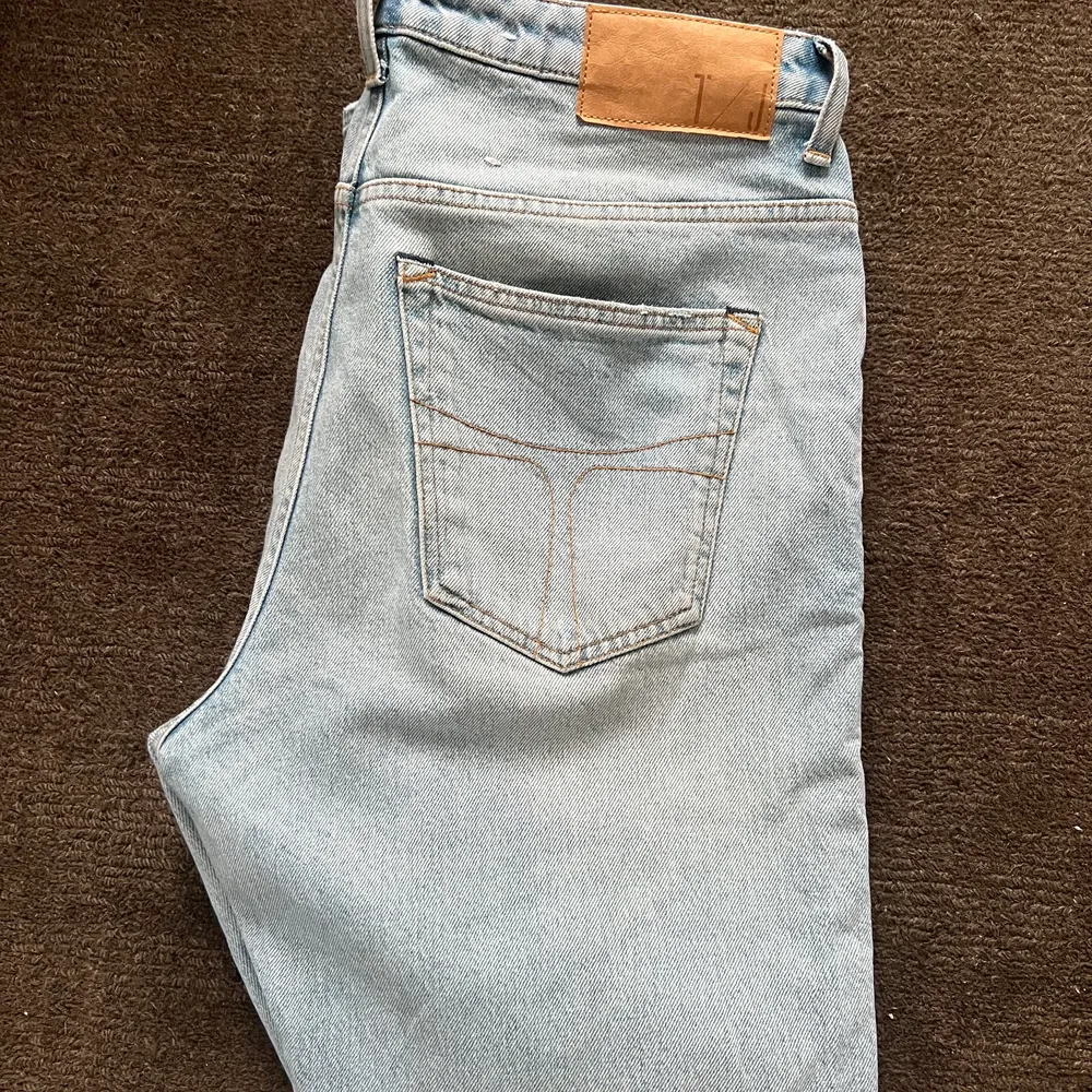 Ljusblåa jeans från tiger of sweden, använt ett fåtal gånger. Storlek 30/30, nypris 1499kr!. Jeans & Byxor.