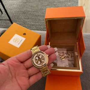 Tory burch klocka - Äkta tory burch klocka. Kvitto finns. Bra skick! Nypris ca 3000 och modellen heter the reva. Kan skicka på post men möts hellre upp någonstans i Stockholm. Kan även tas med till Göteborg då jag åker dit ibland.