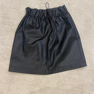 MiniKjol  - Minikjol från H&M i imitationsläder, använt få gånger