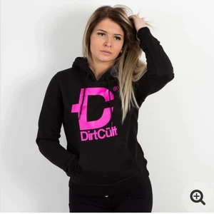 Dirtcult hoddie - Rosa dirtcult hoddie i storlek xl men väldigt små i storleken skulle nog passa en s/m. Köparen står för frakt💖