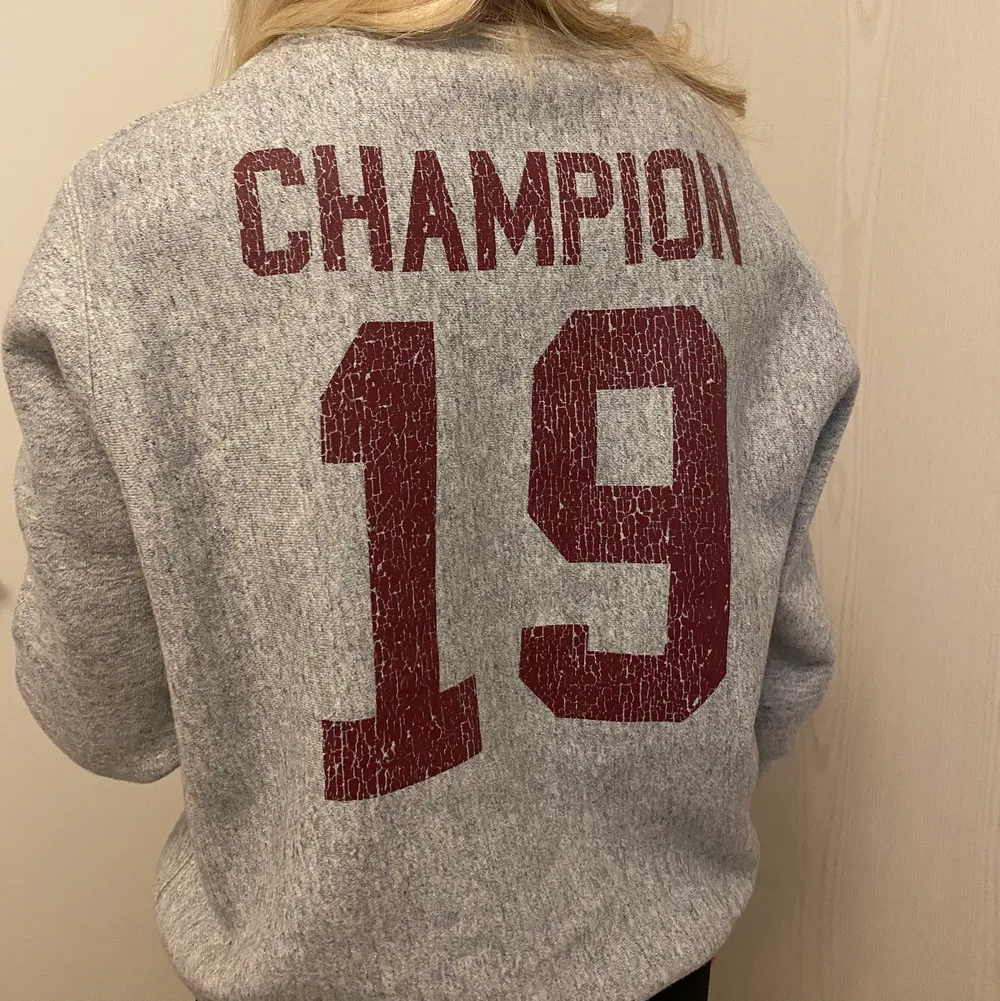 En unik Champion tröja strl Xs. Använt 1 gång så man kan säga att den är helt ny. Helt slutsåld på Urban Outfitters. 600kr + frakt 79kr. Ganska oversize så passar även en S beroende på hur man vill ha den.. Tröjor & Koftor.