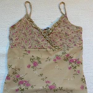 Blommigt linne -  Beige blommigt linne i bra kvalitet! Köpt second hand men inte använt mer än en gång❤️‍🔥 Storlek M men skulle säga att den är ganska liten i storleken🥰