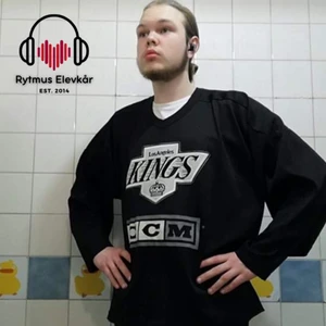 Svart hockeytröja - Svart hockeytröja i strl XL. Säljs av Rytmus Stockholms Elevkår, alla kläder som säljs har skänkts utav elever på Rytmus och de pengar som samlas in från klädinsamlingen ges oavkortat till WWF. Ta chansen och köp fina kläder second hand och bidra på samma gång till att bevara miljön!