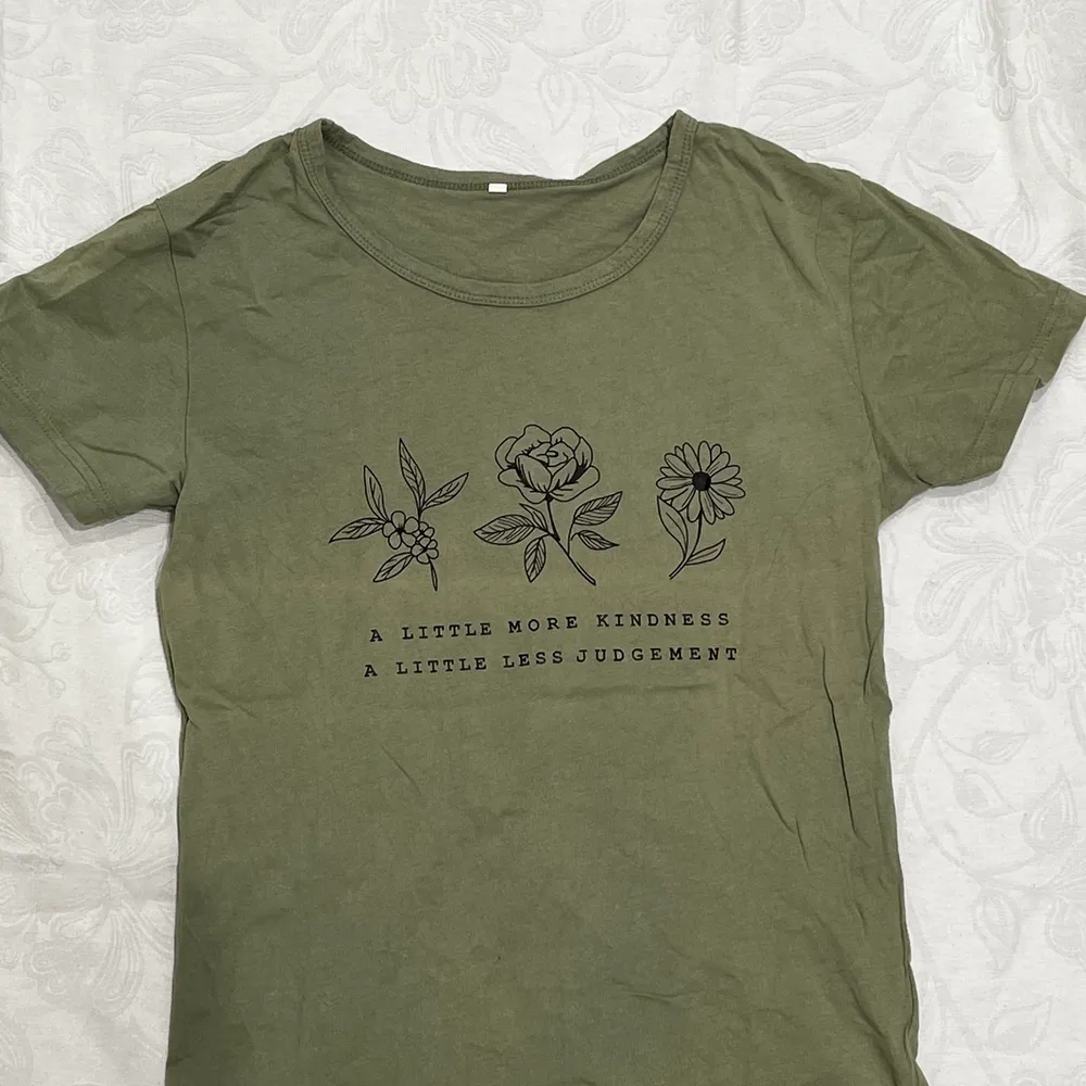 Söt grön t-shirt med fint citat och tryck. Står inget märke men storleken är S. Knappt använd så fint skick. Hör av dig vid intresse!. T-shirts.