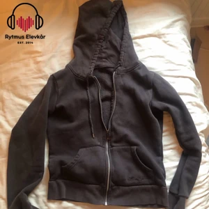 Hoodie med dragkedja - Hoodie med dragkedja i strl S. Säljs av Rytmus Stockholms Elevkår, alla kläder som säljs har skänkts utav elever på Rytmus och de pengar som samlas in från klädinsamlingen ges oavkortat till WWF. Ta chansen och köp fina kläder second hand och bidra på samma gång till att bevara miljön!