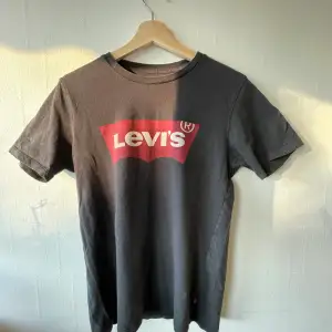 Svart Levi’s t-shirt. Använd fåtal gånger, gott skick. Köp 2 t-shirts från min profil = 55 kr. 