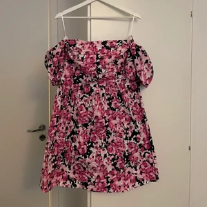 Penny off shoulder dress - Blommig off shoulder klänning från gina tricot som aldrig blivit använd. Tillkommer ett band som man kan knyta i midjan. Storlek 44 men är rätt tajt ändå. Köptes för 599kr.