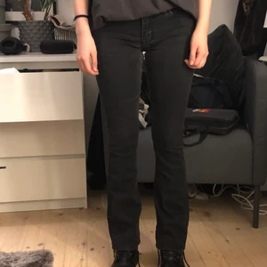 Crocker jeans - Väldigt fina crocker jeans i modellen ”pep boot skinny” i strl w26 l31, skulle säga att de passar 34-36 beroende på hur man vill att de ska sitta, hon på bilden är 165. Jeansen är väl använda och har små slitningar vid låren men är annars hela och fina!💕 köparen står för eventuell frakt😌