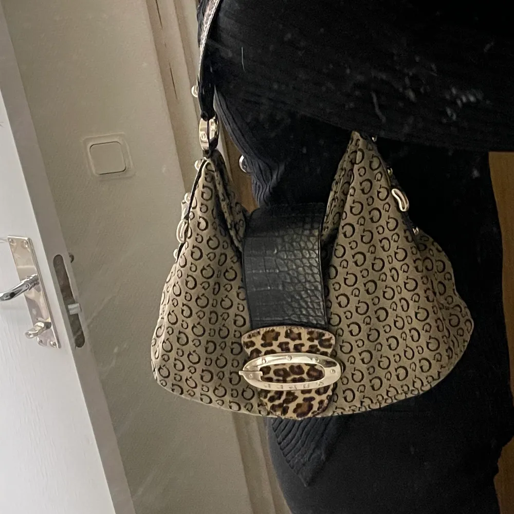 Säljer min superfina och unika guess vintage med leopard detaljer. Skicket är helt okej men lite slitet på vissa ställen! Rymmer mycket och är superfin till allt!. Väskor.