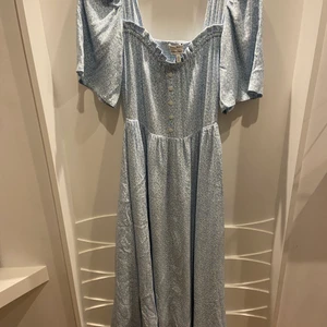 Sommarklänning  - Sommarklänning från &OtherStories. Använts en gång på midsommar 😍