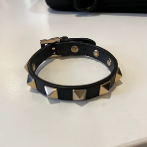 Valentino armband - Säljer mitt fina Valentino armband! Självklart äkta☺️ Köpt för några månader sen och lite slitet på bandet vid spännet (se sista bilden) men annars som nytt! skriv till mig hur mycket du är beredd att betala så säljer jag vid ett bra bud. Kan även byta mot annan färg❤️ box samt äktahetsbevis finns!! nypris 2200kr. 