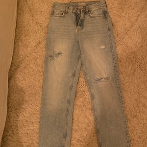 Jeans med slits  - Hej, säljer nu mina jeans med slits från Gina pga att dem är försmå tyvärr (köpta för 600kr) dem sitter väldigt fint o är perfekta över allt ljusblå färg❤️ hör av er vid intresse och fel bilder❤️