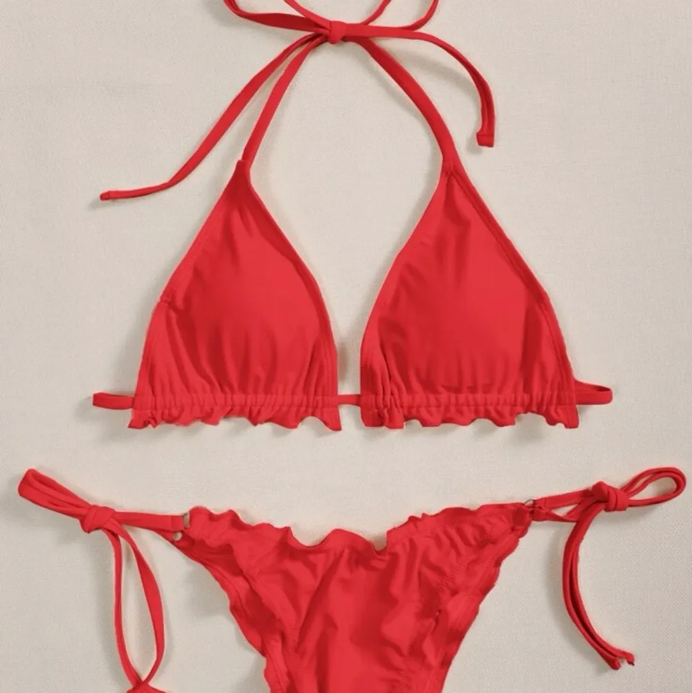 Röd bikini från shein, aldrig använt, har endast provat den o sedan tvättat, säljs pågrund utav att de va alldeles för liten för mig. Storlek : S. Övrigt.