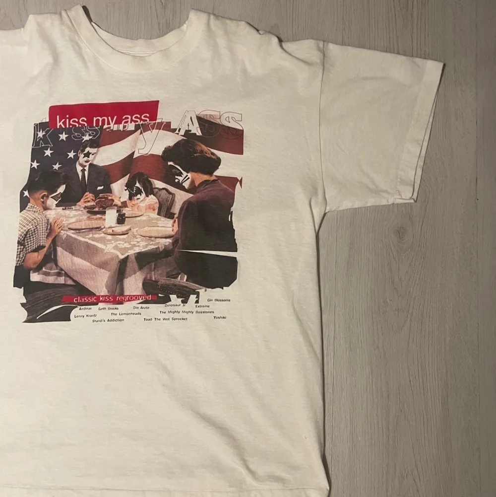 Vintage ” KIZZ ” Tee | Köpt från Plugmeplease | Bra skick!. T-shirts.
