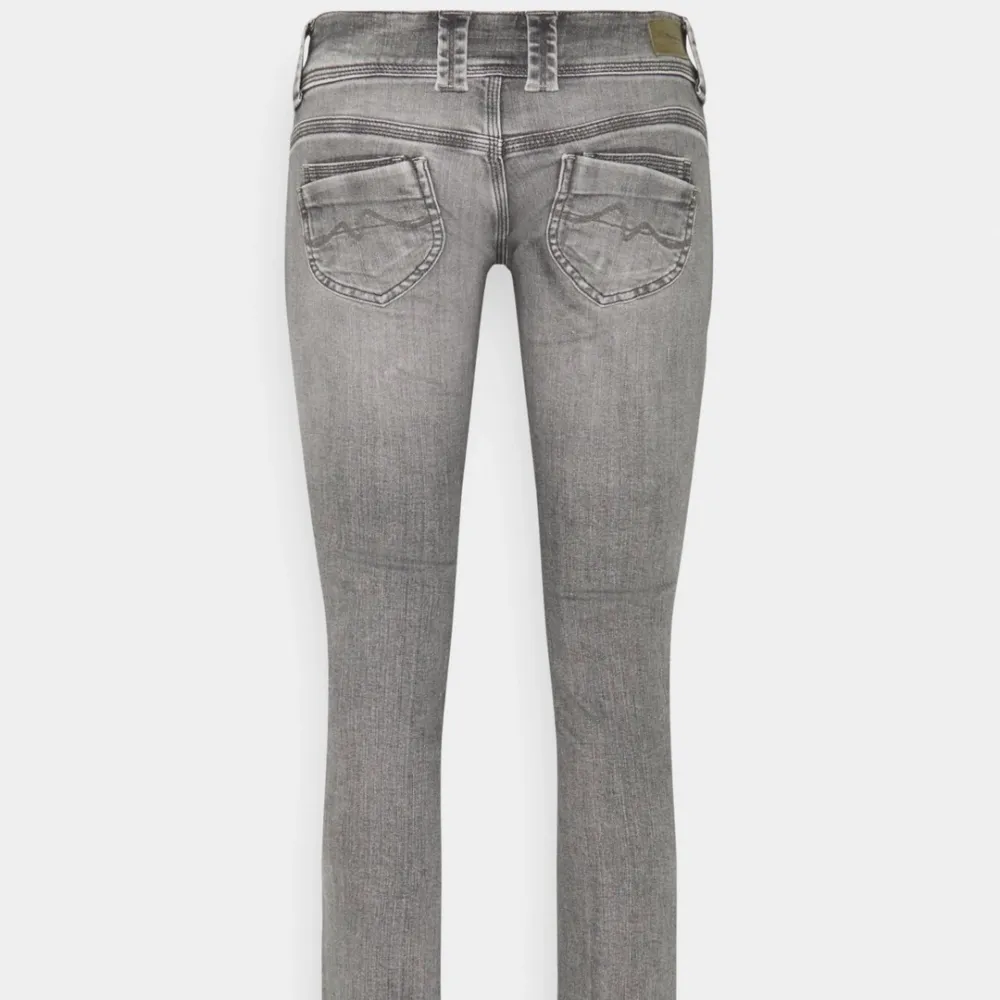 Gråa as snygga lågmidjade jeans från Pepe Jeans i modellen Venus, färgen grå denim. Storleken är 29/34 så de är långa! Köpta för ca 1000 kr. Kom gärna med bud 😁. Jeans & Byxor.
