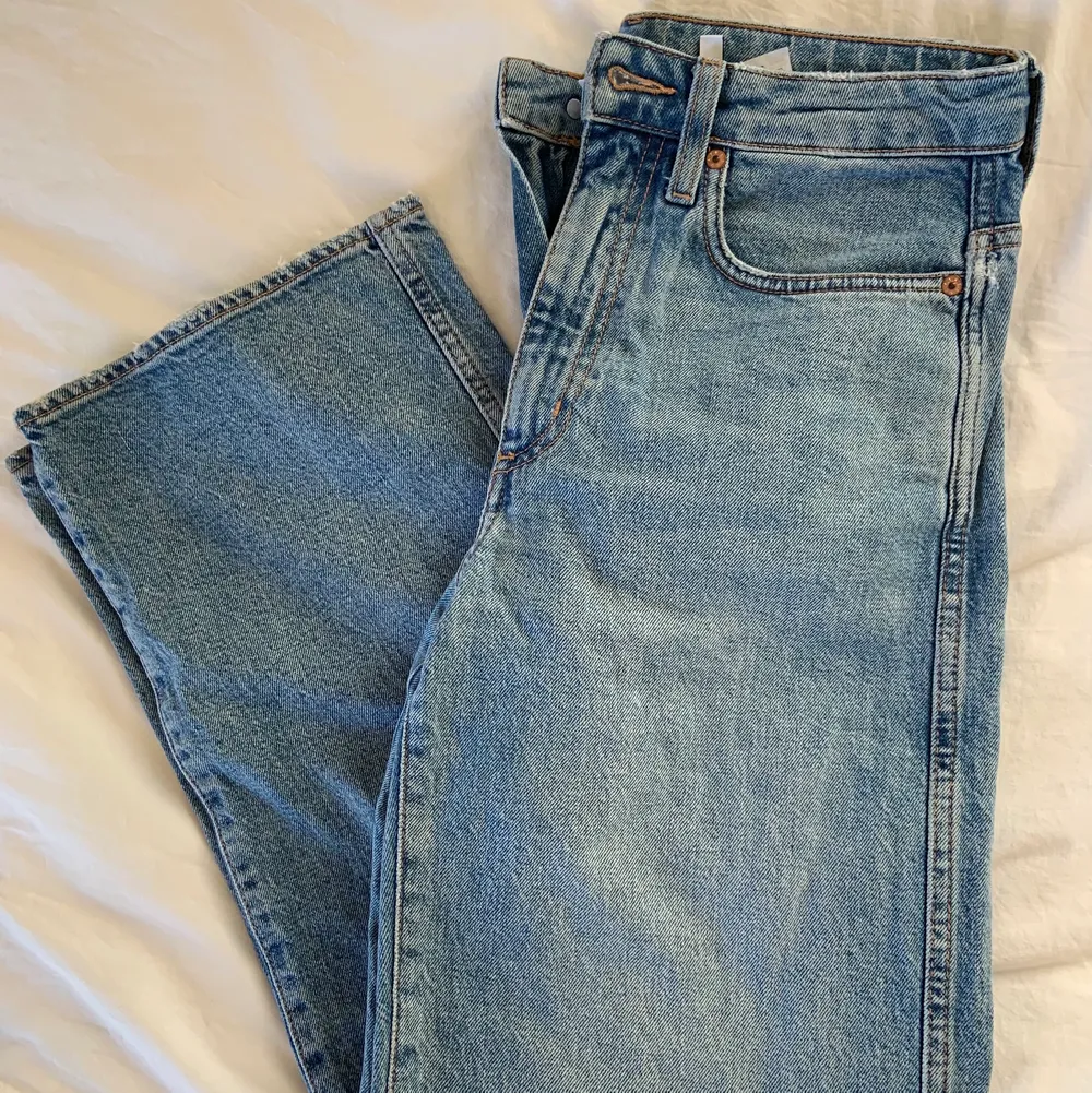 Blå jeans från weekday. Använda 3-5 ggr så fint skick, är storlek 27. Jeans & Byxor.
