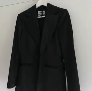 Blazer - Säljer denna snygga blazer från Weekday. Använd en gång, mycket fint skick. Säljer då den inte kommer till användning riktigt. Nypris runt 700kr, säljer för 150kr då jag behöver rensa och bli av med kläderna. Priset kan alltid diskuteras!🥰