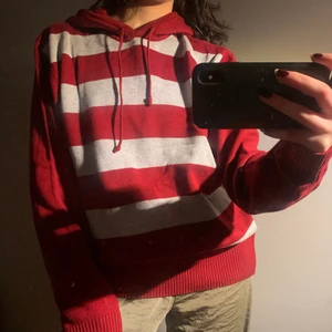 Randig huvtröja - Röd/grå randig huvtröja i strl M