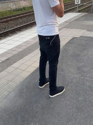 Dondup jeans - Säljer ett par feta dondup jeans då dom blivit lite små för mig, bra skicka, billigare vid snabb affär😁 28/29 midja längd 32