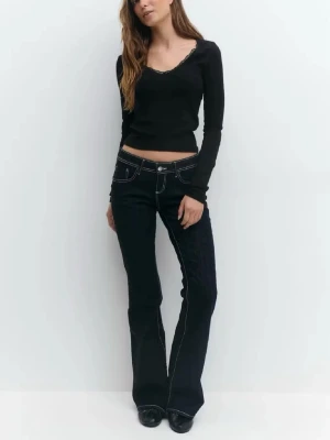 Mörkblå bootcut jeans med kontrastsömmar - Snygga mörkblå bootcut jeans med vita kontrastsömmar och låg midja. 