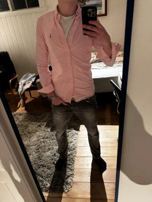 Ralph Lauren Skjorta - Snygg rosa Ralph Lauren skjorta | Kanon skick | Modellen på bilden är 182 och väger 70 kg | P019